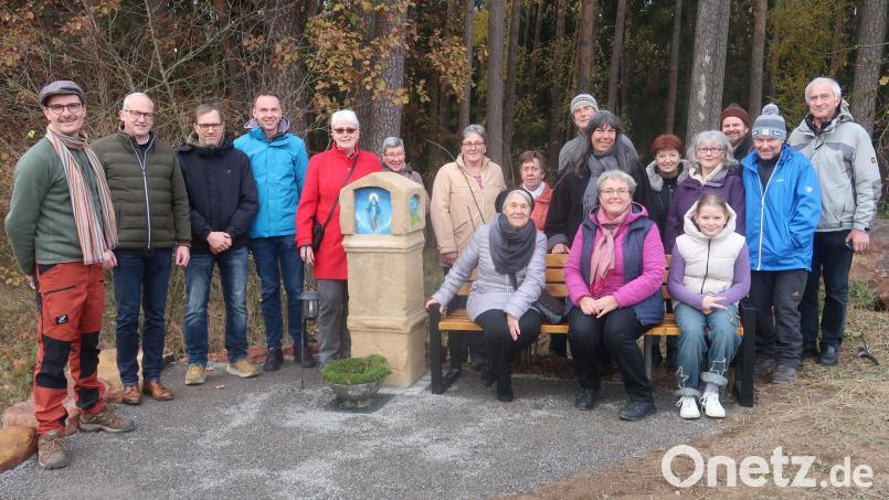 An drei verunglückte Menschen soll das sogenannte Thamerl-Marterl bei Adlholz noch viele Jahre erinnern. Die Idee zur Renovierung hatte Elisabeth Hammer (sitzend Mitte), die sich mit viel Herzblut für die Sache engagiert hatte und das Ergebnis allen beteiligten Firmen, Helfern, Spendern und anwesenden Wanderern vorstellte. Bild: rha