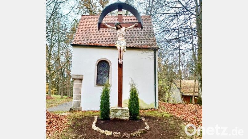 Im Frühjahr wird der Kreis aus Natursteinen vor dem Kreuz auf dem Frohnberg dank einer Spende bepflanzt. Bild: mma
