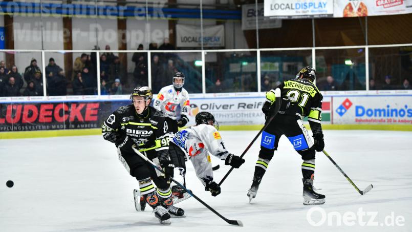 Brandon Walkom (links) traf gegen Landsberg viermal für den ERSC Amberg, dennoch reichte es nur zu einem Zähler in der Eishockey-Bayernliga. Bild: SignaLight-AP