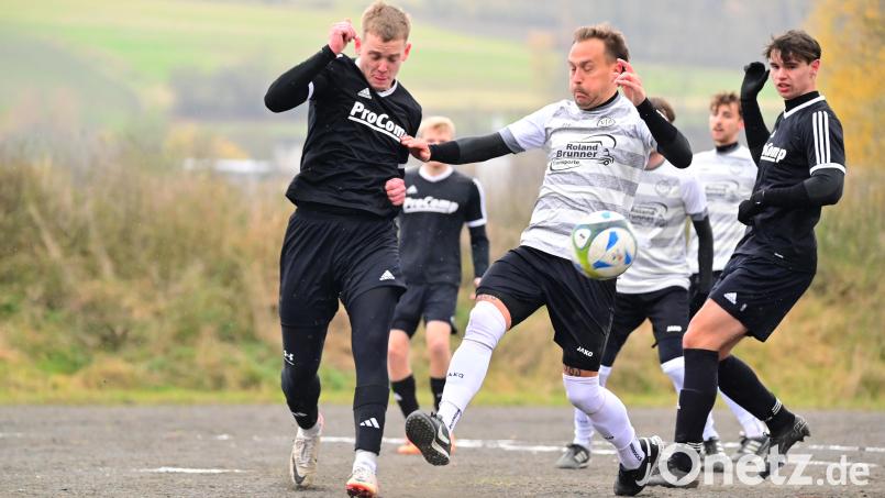 Der Waldershofer Verteidiger Lukas Hausladen (links) klärt vor Martin Brunner, dem Stürmer des VfB Arzberg. Bild: Thomas Schrems