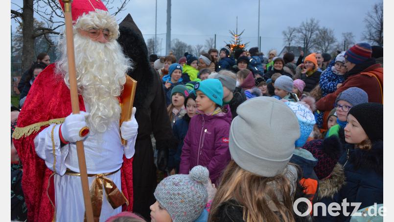 Sankt Nikolaus und der Krampus besuchten beim „Winterzelt“ die Kinder und hatten für sie süße Überraschungen dabei. Bild: jr