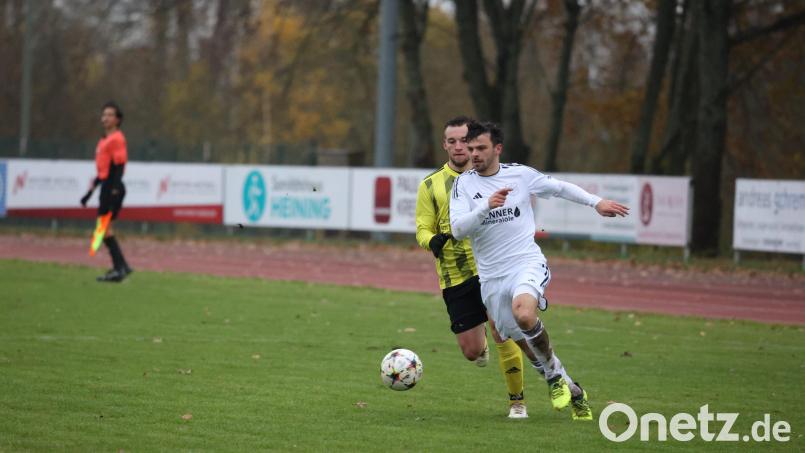 &quot;Was der an dem Tag gefrühstückt hat, würde ich gerne wissen&quot;, sagt Fabian Hirmer, Trainer der SpVgg Schirmitz, über seinen Spieler Elija Hammer (im weißen Trikot), der beim 5:2-Sieg der Schirmitzer im Spitzenspiel beim TSV Erbendorf der entscheidende Mann war. Bild: Dieter Jäschke