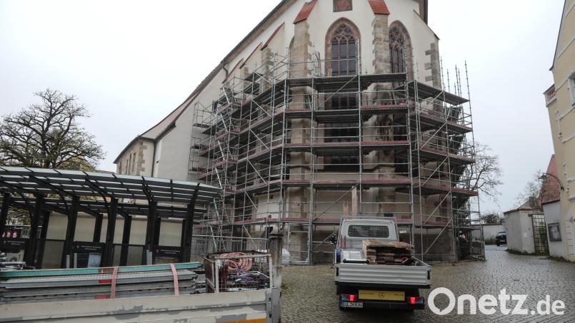 Vergangene Woche wurde das Gerüst Meter für Meter abgebaut, mittlerweile ist es komplett verschwunden. Die Fassade der Stadtpfarrkirche St. Marien zeigt sich wieder aufgehübscht mit hellen und kräftigen Farben, auch der Sandstein wurde behandelt. Bild: Wolfgang Steinbacher