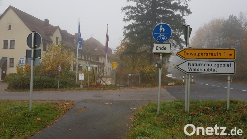 Derzeit endet der Radweg an der B 299 kurz hinter der Autobahnanschlussselle Falkenberg vor der Jugendherberge bei Tannenlohe. Das Staatliche Bauamt würde gerne die Lücke zum Steinwaldradweg nach Reuth bei Erbendorf schließen. Bild: Benkhardt