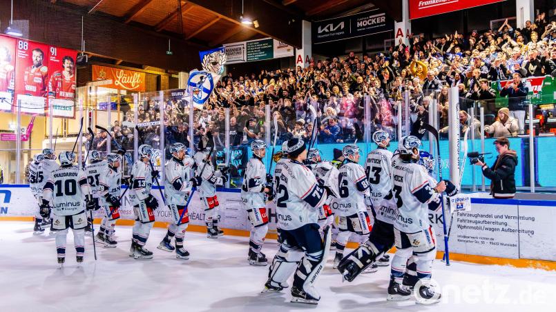 Die Derbysieger der Blue Devils Weiden ließen sich nach dem 5:4-Sieg in Selb von den zahlreich mitgereisten Anhängern feiern. Bild: Tobias Neubert