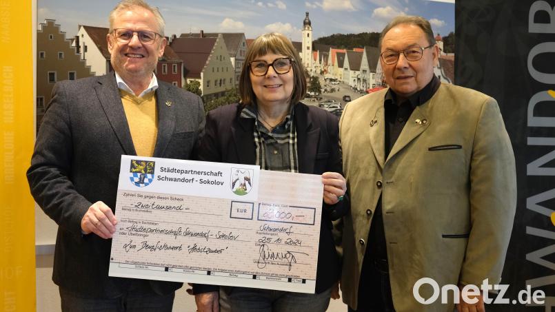 Oberbürgermeister Andreas Feller (links) und Komitee-Vorsitzender Ernst Schober (rechts) überreichen der Vorsitzenden des Hospizvereins, Gisela Pöhler, einen Scheck über 2100 Euro. Bild: Hirsch