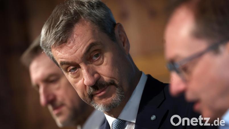 Günther Felßner, Präsident des Bayerischen Bauernverbands, Markus Söder und Alexander Dobrindt (v. l.) stehen nach der Sitzung des CSU-Vorstands in der CSU-Landesleitung bei einer Pressekonferenz. Bild: Karl-Josef Hildenbrand/dpa