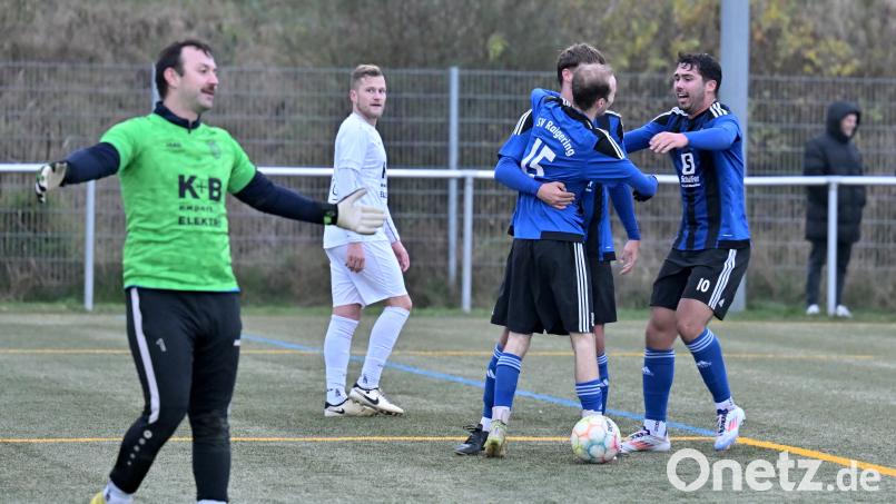 Jubel bei den Raigeringer Spielern über den 2:1-Siegtreffer in der 84. Minute durch den eingewechselten Johannes Spreng (Dritter von rechts), während der Rosenberger Kapitän Maximilian Glöckner (Zweiter von links) und Torhüter Sebastian Moser (links) restlos bedient sind. Bild: Hubert Ziegler