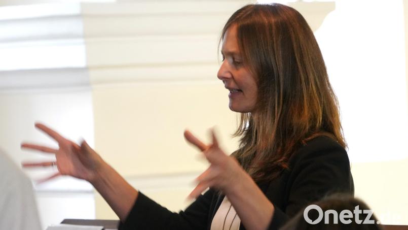 Manuela Grünauer trägt den Violinschlüssel nicht nur als Schmuckstück, sondern Musik auch so im Herzen, dass sie sie leidenschaftlich an viele Chormitglieder weitergibt. Bild: fvo