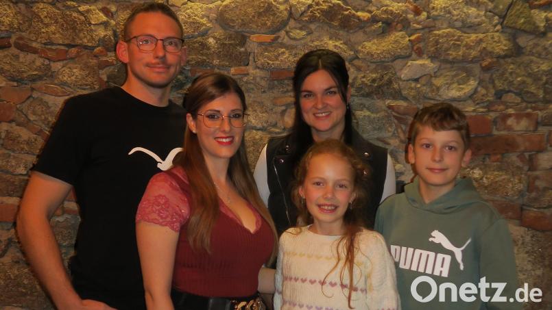 Die neuen Prinzenpaare aus Botzersreuth (von links): Daniel Zahn und Julia Nasser, Präsidentin Eva Trottmann sowie Frieda Thoma und Xaver Würth. Bild: exb