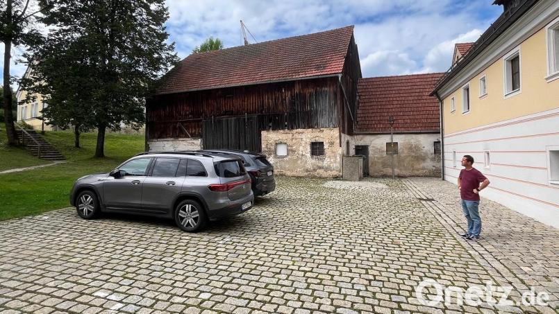 Bürgermeister Jörk Kaduk findet die Ideen und Vorschläge des städtebaulichen Beraters Martin Popp für den Vorplatz des Rathauses und die Fläche des Gaberstadels sehr positiv. Bild: Markt Königstein