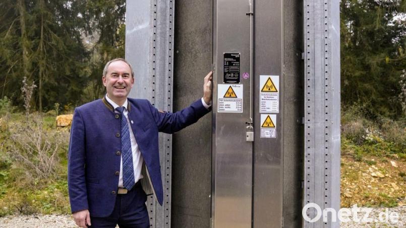 Hubert Aiwanger am neuen Mobilfunkmast in Breitenbrunn. Bild: StMWi