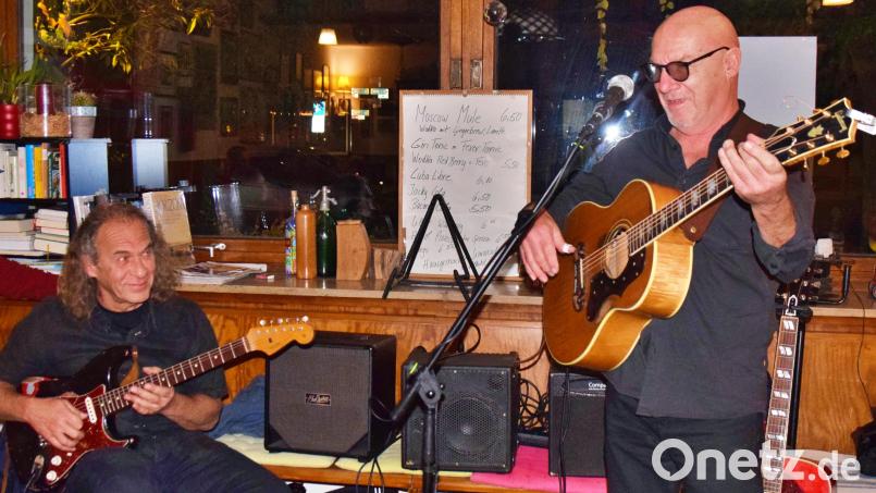 An der E-Gitarre begleitet (von links) Holger Stamm den Blues-Musiker Klaus Brandl im Gasthof Zum Hirschen Bild: hdk