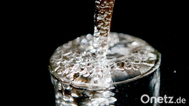 Eine kräftige Gebührenerhöhung müssen die Waldershofer beim Trinkwasser schlucken. Und auch die Kanalgebühr steigt. Symbolbild: Oliver Berg/dpa