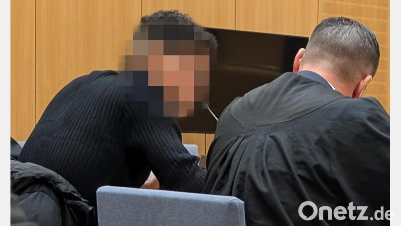 Rechtsanwalt Philipp Pruy mit seinem Mandanten. Um dessen Tatbeteiligung an einem Überfall in der Frauenrichter Straße ging es in der Verhandlung am Montag vor allem. Bild: Wolfgang Würth