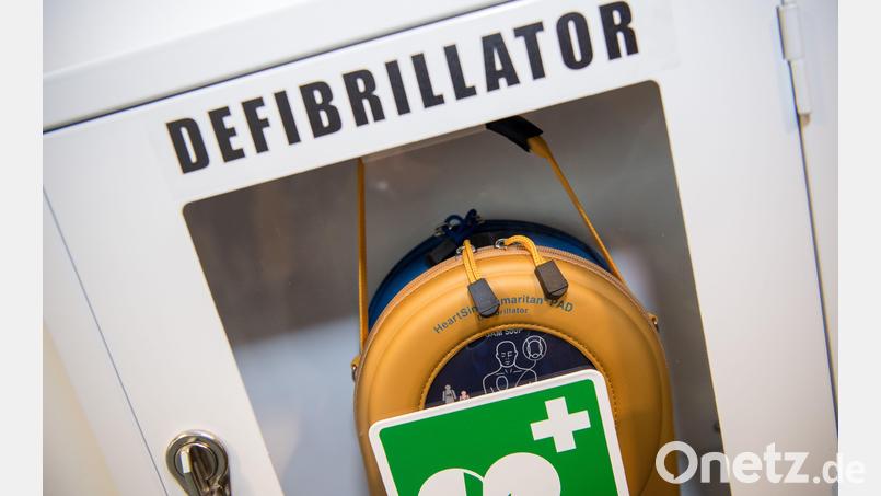 Die Gemeinde Leonberg schafft fünf Defibrillatoren an. Symbolbild: Peter Kneffel