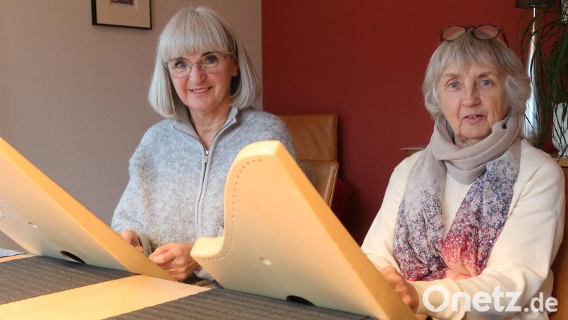 In ihrer täglichen Arbeit im Ambulanten Hospizdienst der Caritas verwenden Gaby Saller und Ute Böhm gerne die Veeh-Harfe. Im Kunsthaus Waldsassen werden sie einige Stücke auf dem nicht sehr verbreiteten Instrument spielen. Bild: Thomas Sporrer