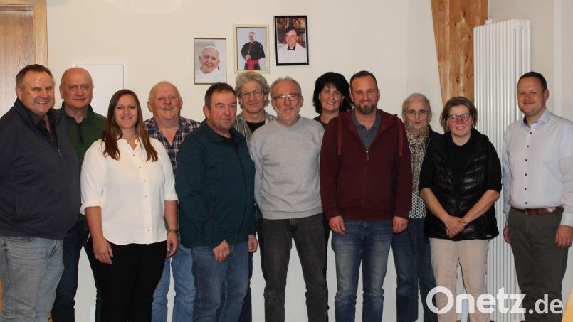 Sie sind Ansprechpartner für die Dorferneuerung: (im Bild von links) Zweiter Bürgermeister Wolfgang Niebauer, Bürgermeister Walter Schauer, Sarah Weiß (ALE), Franz Mühlbauer, Wolfgang Schmidt, Peter Braun, Herbert Träxler, Rosa Blaschke, Thomas Rohrmüller, Brigitte Scherr, Eva Welsch, Vorstandsvorsitzender Christian Keller (ALE) Bild: Martin Mühlbauer/exb