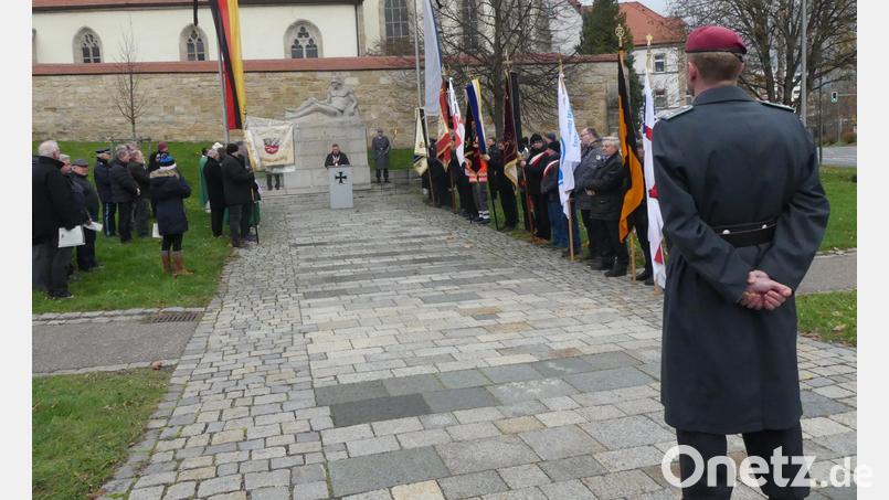 Bürgermeister Marcus Gradl: &quot;Der Volkstrauertag ist ein Tag der Erinnerung, aber auch des Appells, den Frieden in unseren eigenen Händen zu tragen.&quot; Bild: Walther Hermann