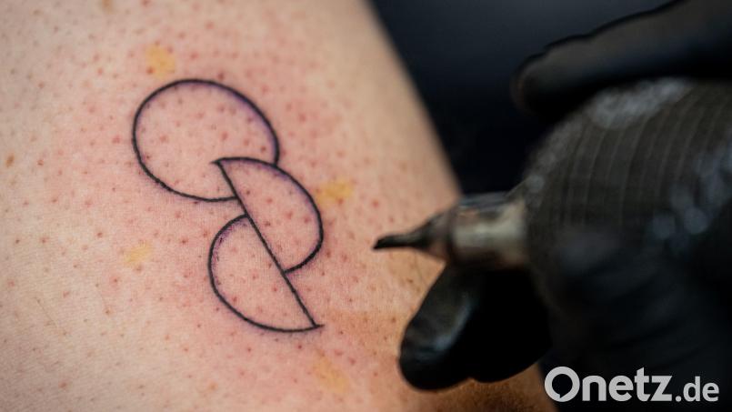Bei einer Aktion der Organisation &quot;Junge Helden&quot; lässt sich eine Person ein Organspende-Tattoo stechen. Auch der Patientenbeauftragte der Staatsregierung, Thomas Zöller (Freie Wähler), will sich tätowieren lassen. Symbolbild: Fabian Sommer/dpa