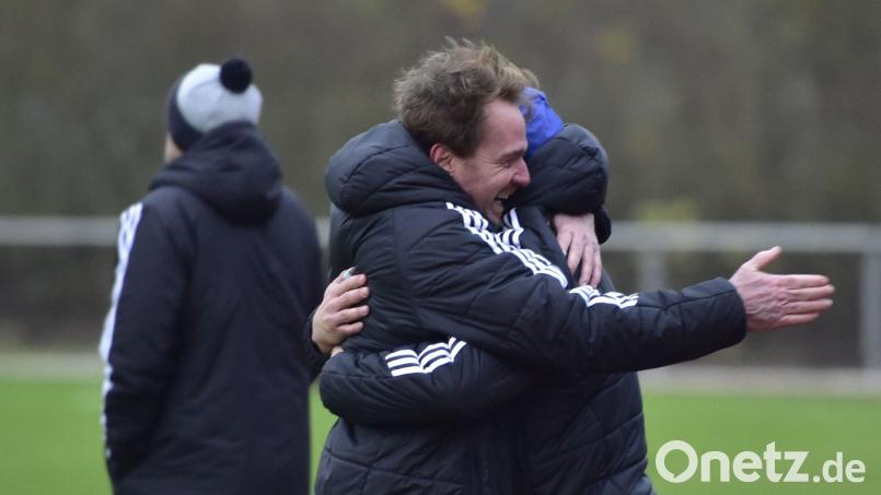 Alexander Hadasch, der Trainer des 1. FC Schwarzenfeld, freut sich über den Sieg gegen den FC OVI/Teunz und die Ungeschlagen-Serie in der Fußball-Kreisliga West. Bild: ham