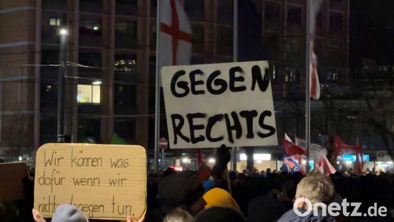 Am Donnerstagabend formiert sich auf dem Naabwiesen-Parkplatz in Weiden Widerstand gegen Rechtsextremismus. Symbolbild: Valentin Gensch/dpa