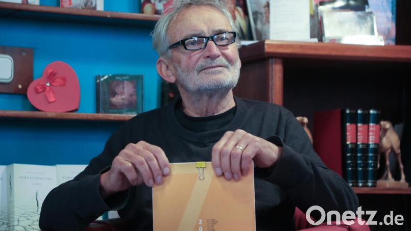 Achim Hüttner, der Vorsitzende der IG Menschengerechte Stadt, stellt die siebte Auflage des Amberger Künstlerkalenders vor. Bild: Wolfgang Steinbacher