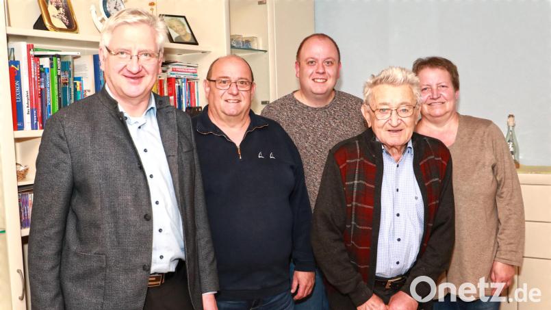 Jubilar Julius Sulzer (Zweiter von rechts) mit (von links) Bürgermeister Johannes Reger, Thomas Sulzer, Felix Sulzer und Christine Sulzer. Bild: njn