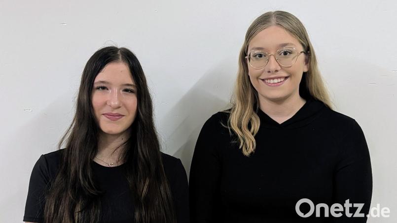 Das letztjährige Auerbacher Christkind Joleen Herrmann (links) und die Nachfolgerin Pauline Meier (rechts). Bild: Stadtverband Auerbach e.V.