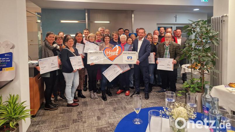 Vertreter zahlreicher Weidener Vereine und Institutionen freuten sich über Spenden der Volksbank Raiffeisenbank Nordoberpfalz. Insgesamt profitieren sie von 12.250 Euro. Bild: Volksbank Raiffeisenbank Nordoberpfalz