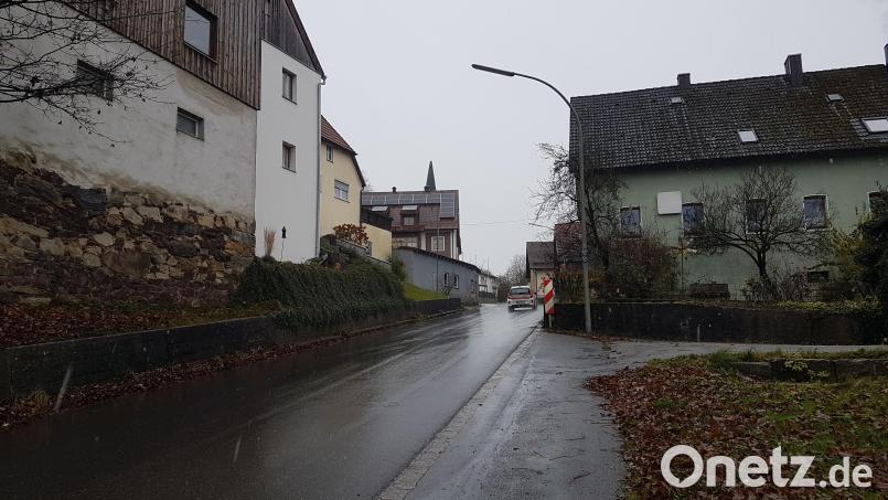 Die relativ neue Durchgangsstraße in Burgtreswitz, eine Kreisstraße, muss im Rahmen der Baumaßnahme wieder aufgerissen werden. Bild: gi