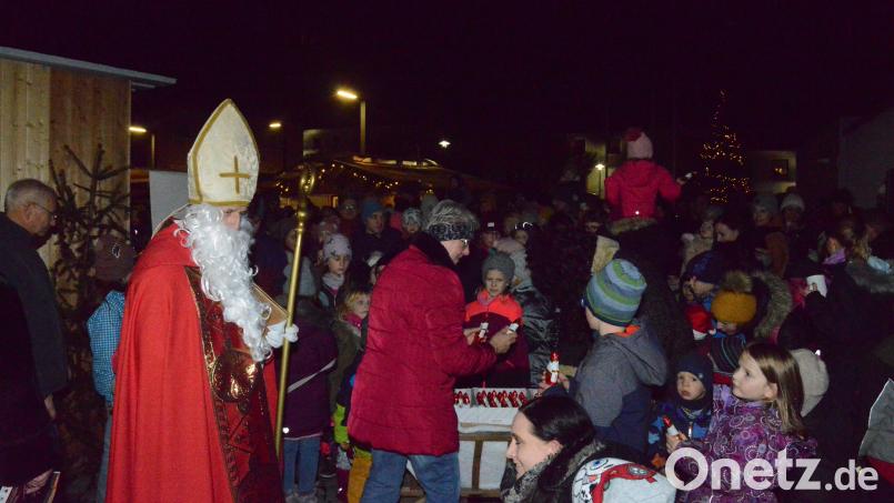 Der Nikolaus verteilte mit Unterstützung von Knecht Rupprecht und Sonja Reichold Schokoladennikoläuse an die Kinder. Archivbild: bey