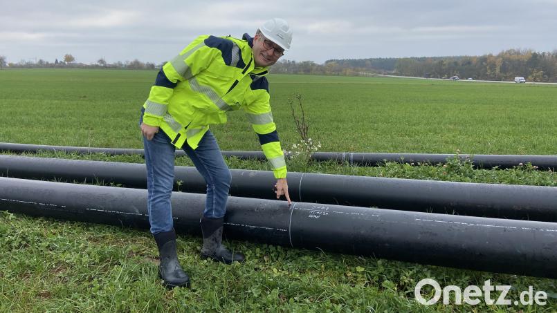 Diese Rohre, auf die Tiefbauer Andreas Finkes von Tennet zeigt, liegen bald nahe Niederarling (Gemeinde Ebermannsdorf) unter der Erde. In die Rohre kommen dann die Stromkabel des Süd-Ost-Links. Bild: zre