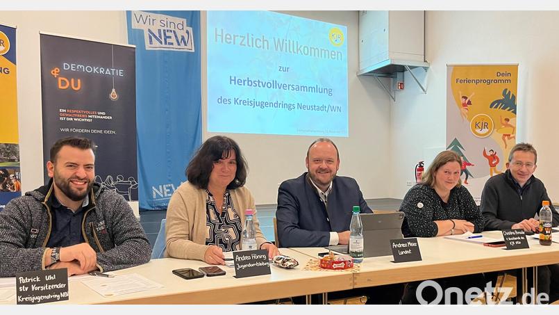 Der Kreisjugendring begrüßt zur Herbstvollversammlung. Von links: Patrick Uhl (stellvertretender Vorsitzender), Andrea Höning (Jugendamtsleiterin), Landrat Andreas Meier, Christina Ponader (Vorsitzende), Martin Neumann (Geschäftsführer Kreisjugendring). Bild: KJR Neustadt/exb