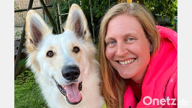 Die Schweizer Schäferhündin Caya, hier zusammen mit ihrer Besitzerin Mareike Braden, gehört als pädagogischer Begleithund jetzt zum Team des Kindergartens St. Jakobus in Hohenburg. Bild: Mareike Braden