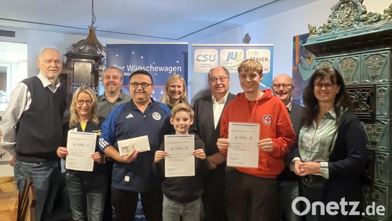 Im Bild links nach rechts: Klaus Riede, Simone Kreppner, Bernhard Hinteregger, Norbert Biersack, Sandra Hofmann mit Sohn Paul, Ernst Schalanda, Tassilo Kasseckert, Siegfried Neukam und Birgit Barth. Bild: Jürgen Masching