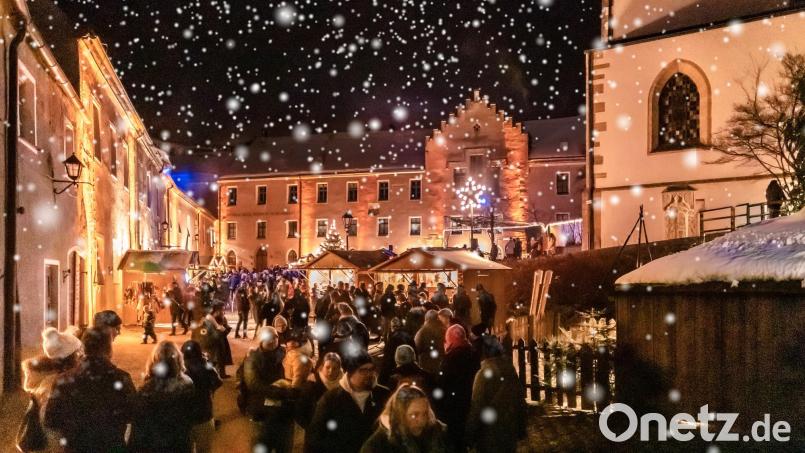 Auch heuer laden wieder viele Christkindlmärkte im Landkreis Schwandorf ihre Besucher ein, in Weihnachtsstimmung zu kommen, wie zum Beispiel der Neunburger Burg-Advent. Archivbild: Marco Linke/Manntau/exb