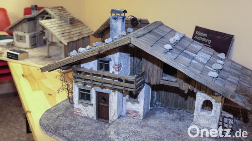 In ihrem Vereinsheim, dem ehemaligen Friedhofswärterhäuschen am Raigeringer Waldfriedhof, haben die Amberger Krippenfreunde liebevoll Krippen gestaltet – als Tombolapreise für ihre große Krippenausstellung im Stadtmuseum. Bild: Wolfgang Steinbacher