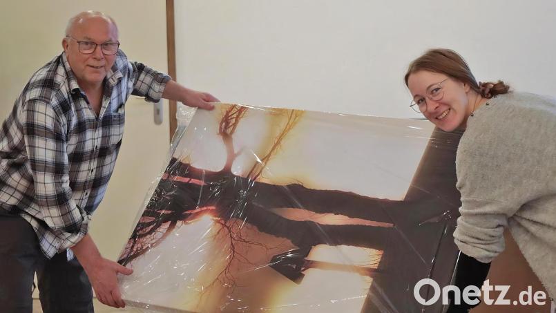Norbert Grüner und Franziska Böll freuen sich auf ihre &quot;Zusammenschau&quot;. Das Bild zeigt sie bei der Vorbereitung der Ausstellung im Begegnungs-Campus. Bild: Rainer Sollfrank/exb