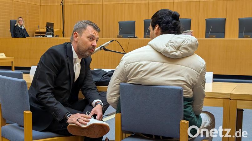 Verteidiger Rouven Colbatz im Gespräch mit seinem Mandanten. Als das Gericht am Mittwoch die Aufhebung dessen Haftbefehl bekannt gab, klatschen seine Angehörigen auf den Zuschauerbänken. Bild: Wolfgang Würth