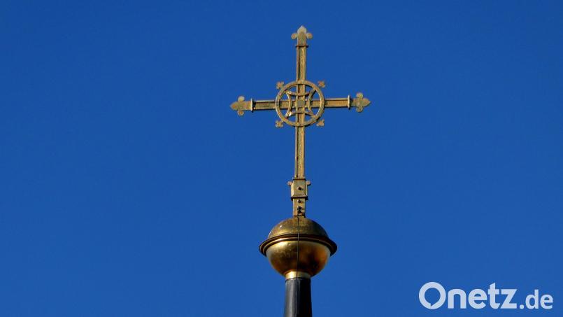 Das Kreuz auf der Paulanerkirche in Amberg: In diesem Gotteshaus beginnt die Synode am Sonntag, 24. November, um 17 Uhr mit einem Eröffnungsgottesdienst. Die Beschlüsse werden dagegen im Amberger Kongresszentrum gefasst. Bild: Petra Hartl