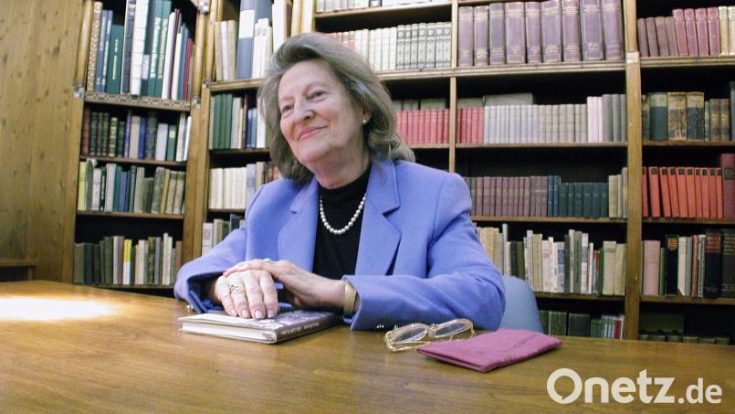 Vor 19 Jahren, im April 2001, liest die Weidenerin Henny Brenner aus ihrem gerade erschienen Buch „Das Lied ist aus“. Zuletzt feierte sie im Herbst das 130-jährige Bestehen der Synagoge in Weiden mit. Archivbild: Karin Wilck