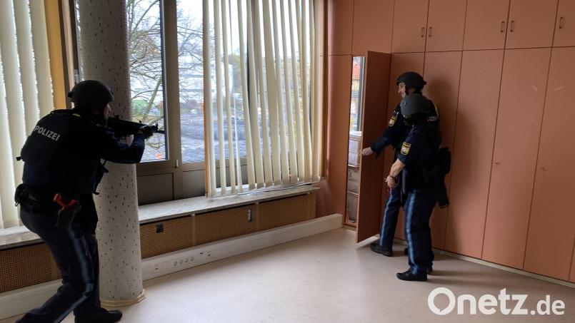 Im Zuge der Sonderübung im Tirschenreuther Kreisjugendamt läuft ein Polizist mit der Maschinenpistole im Anschlag auf eine von seinen Kollegen geöffnete Tür zu. Bild: Polizeiinspektion Tirschenreuth/exb