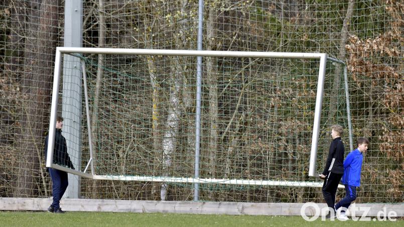 Alle Tore abräumen und den Fußballplatz winterfest machen: Das trifft seit Dienstag auf alle Bezirksligisten zu. Symbolbild: Hubert Ziegler