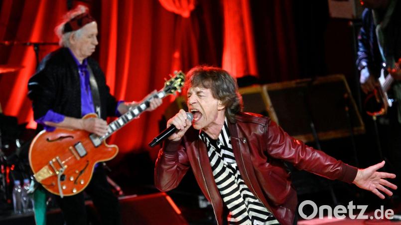 Nach der Musik einer Rentnerband klingt „Hackney Diamonds“ wahrlich nicht. Auf ihrem neuen Album legen die drei verbliebenen Rolling Stones - Mick Jagger, Keith Richards und Ronnie Wood - eine Energie und Spielfreude an den Tag, die vielen halb so alten Musikern fehlen. Für Kollege Wolfgang Ruppert sind sie der Ursprung aller heutigen Rock-Musik. Bild: Evan Agostini/Invision/AP/dpa