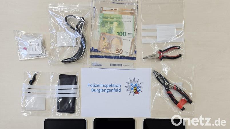 Ein Teil der sichergestellten Beute ist hier abgebildet. Bild: PI Burglengenfeld/fb/exb