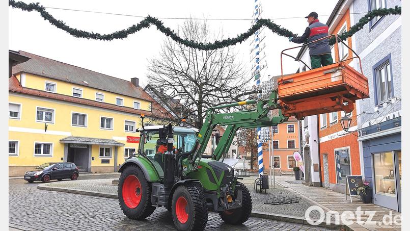 Das Bauhof-Team befestigt die Weihnachtsgirlanden in der Innenstadt von Oberviechtach. Bild: Portner