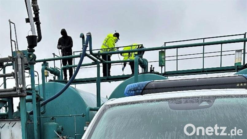 Zollfahnder ermitteln in einem Fall, bei dem 37 Millionen Liter Schmieröl zweckwidrig und unversteuert als Dieselkraftstoff verkauft worden sein sollen. Die Ermittler gehen von mindestens 18 Millionen Euro an Energiesteuer aus, die dem Staat entgangen sind. Unter den Beschuldigten befindet sich auch ein Amberger Unternehmer. Bild: Zollfahndungsamt München/dpa