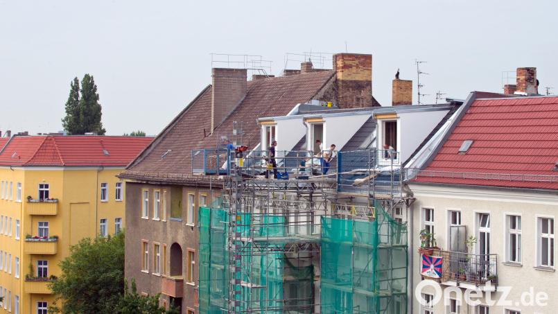 Bauherren werden künftig dazu verpflichtet, Dachgeschossausbauten bei der Gemeinde anzuzeigen. Bild: Soeren Stache/dpa