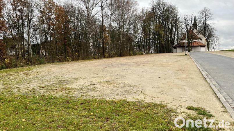 Der Festplatz bei der Kirche in Axtheid-Berg soll in einen zeitgemäßen Zustand gebracht werden. Bild: Stefanie Gradl